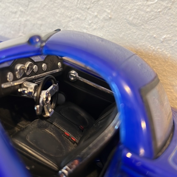 Maisto Metal Mounted Model 2000 Chevrolet SS Deep Cobalt Blue Concept Edition! - Picture 6 of 8